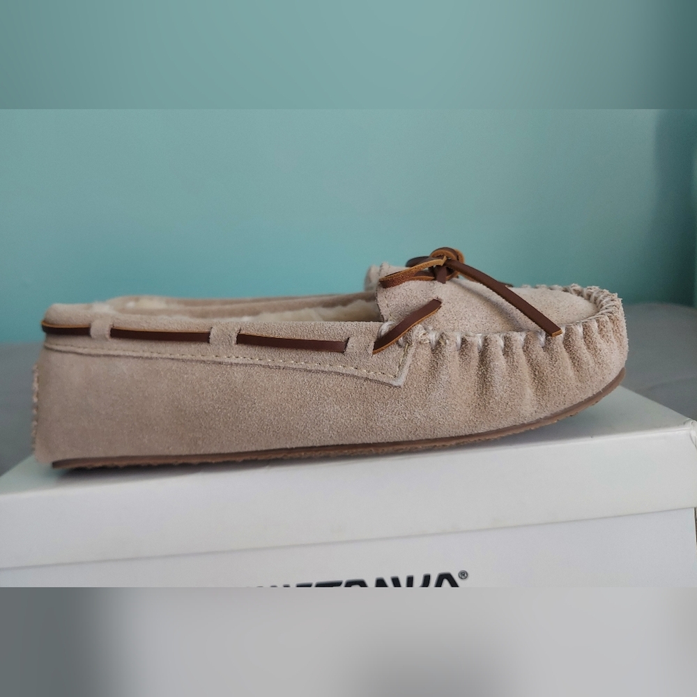 Minnetonka Stone Neutral Cally Cozy Suede Moccasins Womens Size 6 NWT Minimalist